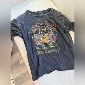 Vintage-Style Graphic Tee — Butterfly “World Tour / Wild Beauty” (L)
